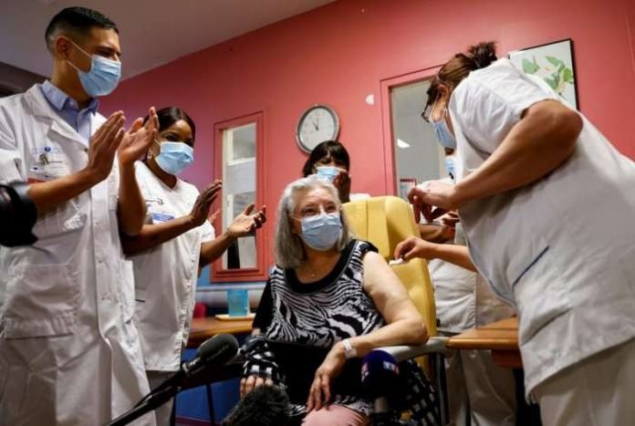 Healthcare workers applaud Mauricette, a 78-year-old French woman, after she received the first dose of the Pfizer-BioNTech coronavirus disease (COVID-19) vaccine in the country, at the Rene-Muret hospital in Sevran, on the outskirts of Paris, France, December 27, 2020. Thomas Samson/Pool via REUTERS Healthcare workers applaud Mauricette, a 78-year-old French woman, after she received the first dose of the Pfizer-BioNTech coronavirus disease (COVID-19) vaccine in the country, at the Rene-Muret hospital in Sevran, on the outskirts of Paris, France, December 27, 2020. Thomas Samson/Pool via REUTERS