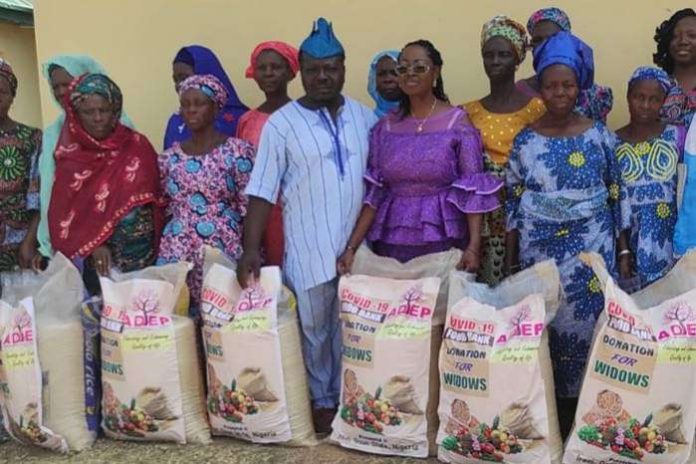 Some poor widows in Iresi town, Osun State have received bags of rice and cash as part of supports to cushion their hardship, particularly due to the coronavirus pandemic.