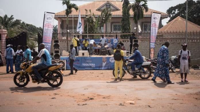The crowd dispersed in front of the headquarters of the Mouvement Coeur Unis (MCU), after the outgoing president and party member, Faustin Archange Touadera, cancelled a visit to his supporters in Bangui on January 5, 2021. – The country’s National Electoral Authority (ANE), late on January 4, 2020 declared Faustin Archange Touadera winner of the December 27, 2020 vote with 53.92 percent of the ballot, if confirmed by the CAR’s top court, it means a runoff will not be needed. (Photo by FLORENT VERGNES / AFP)