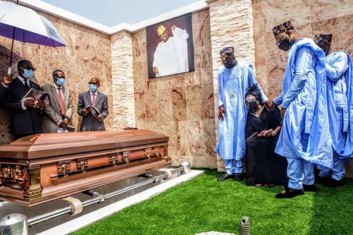 2. Bolu Akin Olugbade, the Ogun state born billionaire, who died from Covid19 complications on January 14th 2021 at Paelon Hospital, Lagos, has finally been buried. The Aare Onakankafo of Owu kingdom was buried on Thursday February 4th.