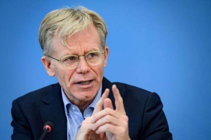 “Now countries are still pursuing deals that will compromise the COVAX supply,” WHO senior adviser Bruce Aylward told a briefing. “Without a doubt.” “Now countries are still pursuing deals that will compromise the COVAX supply,” WHO senior adviser Bruce Aylward told a briefing. “Without a doubt.”
