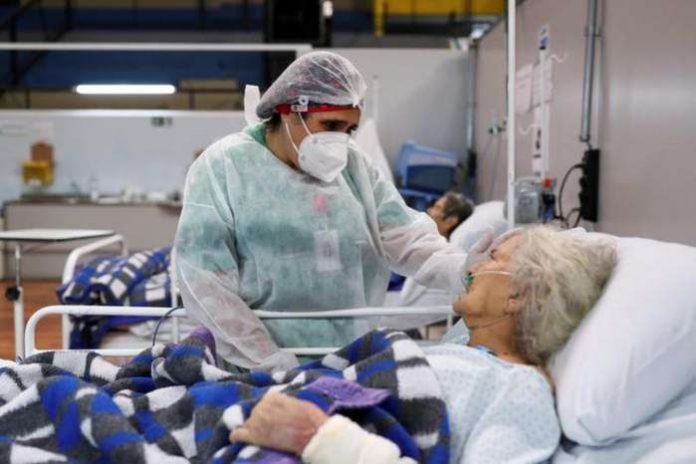 FILE PHOTO: Nurse Walkiria Ribeiro speaks to Joana Maria Rodrigues, 80, as she works during the New Year at a field hospital set up at a sports gym to treat patients suffering with the coronavirus disease (COVID-19) in Santo Andre, Sao Paulo state, Brazil, January 1, 2021. REUTERS/Amanda Perobelli/File Photo FILE PHOTO: Nurse Walkiria Ribeiro speaks to Joana Maria Rodrigues, 80, as she works during the New Year at a field hospital set up at a sports gym to treat patients suffering with the coronavirus disease (COVID-19) in Santo Andre, Sao Paulo state, Brazil, January 1, 2021. REUTERS/Amanda Perobelli/File Photo