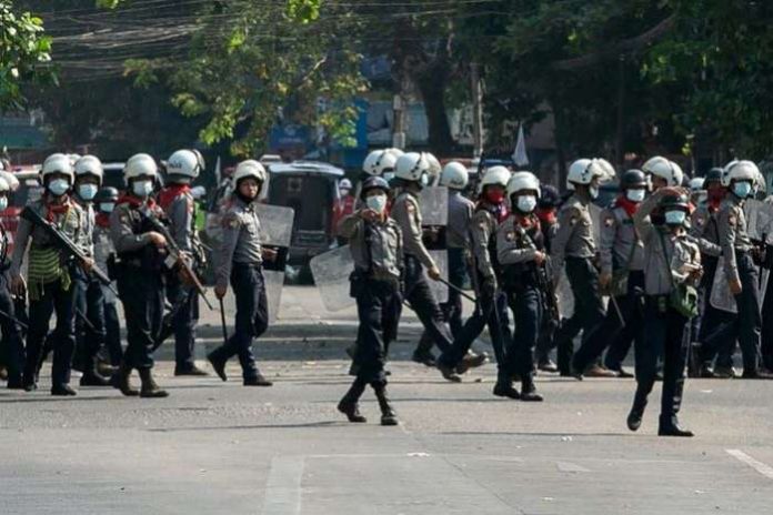 Myanmar police fired stun grenades to disperse protesters in the city of Yangon on Tuesday, witnesses said, as foreign ministers of neighbouring countries were due to hold talks with the military in an effort to quell deadly violence. Myanmar police fired stun grenades to disperse protesters in the city of Yangon on Tuesday, witnesses said, as foreign ministers of neighbouring countries were due to hold talks with the military in an effort to quell deadly violence.