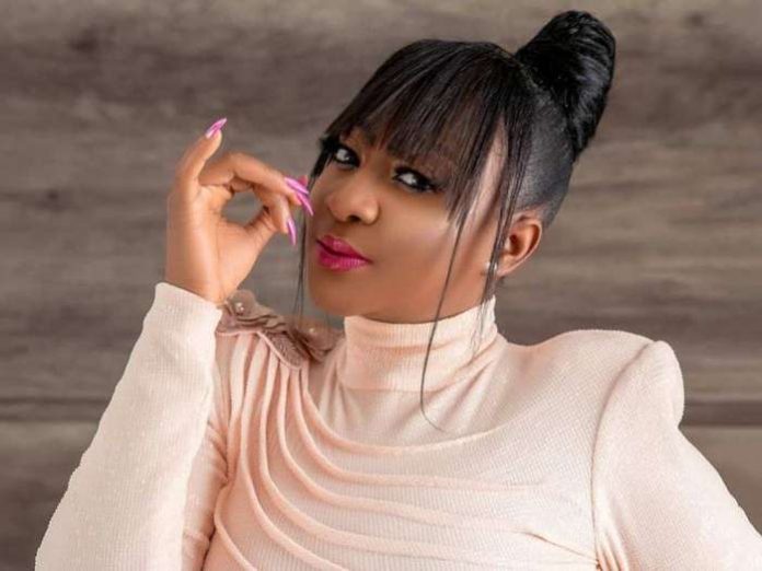 Stunningly beautiful and alluring actress, Ini Edo has revealed what she cannot step out without. She said that no matter what happens, she can’t step out of her house without applying her lipstick. Stunningly beautiful and alluring actress, Ini Edo has revealed what she cannot step out without. She said that no matter what happens, she can’t step out of her house without applying her lipstick.