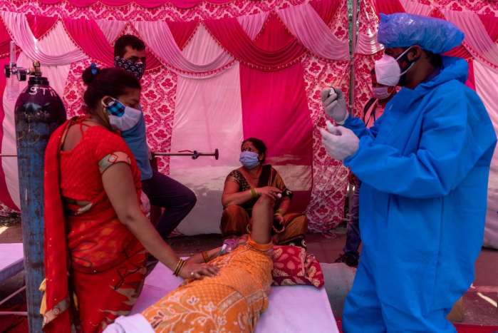 A woman surrounded by her relatives receives oxygen support for free at a Gurudwara (Sikh temple), amidst the spread of the coronavirus disease (COVID-19), in Ghaziabad, India, May 6, 2021. REUTERS-Danish Siddiqui