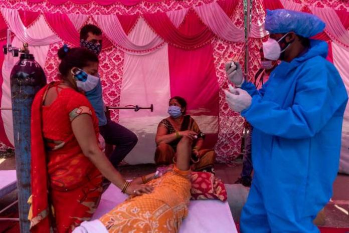 A woman surrounded by her relatives receives oxygen support for free at a Gurudwara (Sikh temple), amidst the spread of the coronavirus disease (COVID-19), in Ghaziabad, India, May 6, 2021. REUTERS-Danish Siddiqui A woman surrounded by her relatives receives oxygen support for free at a Gurudwara (Sikh temple), amidst the spread of the coronavirus disease (COVID-19), in Ghaziabad, India, May 6, 2021. REUTERS-Danish Siddiqui