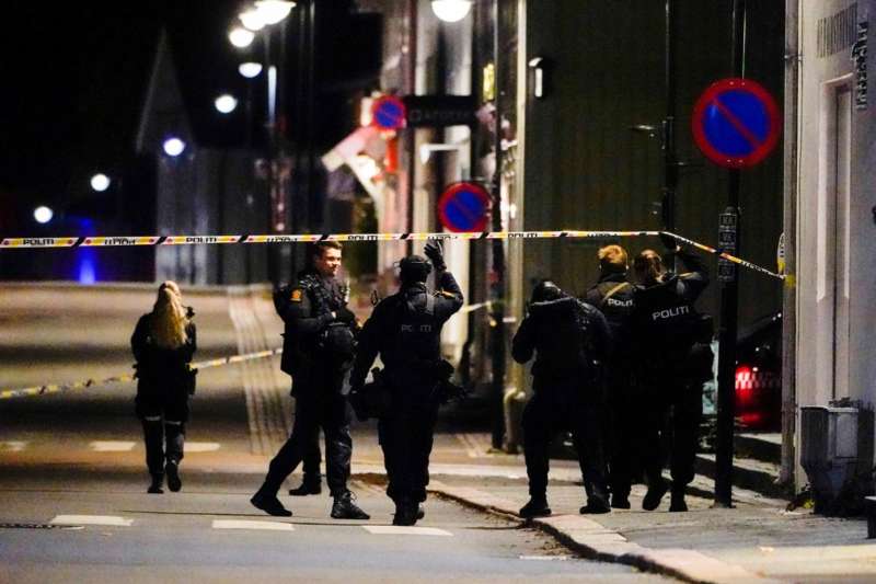 Police officers investigate after several people were killed and others were injured by a man using a bow and arrows to carry out attacks, in Kongsberg, Norway, October 13, 2021. Hakon Mosvold-NTB-via REUTERS